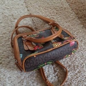 Detachable crossbody bag.